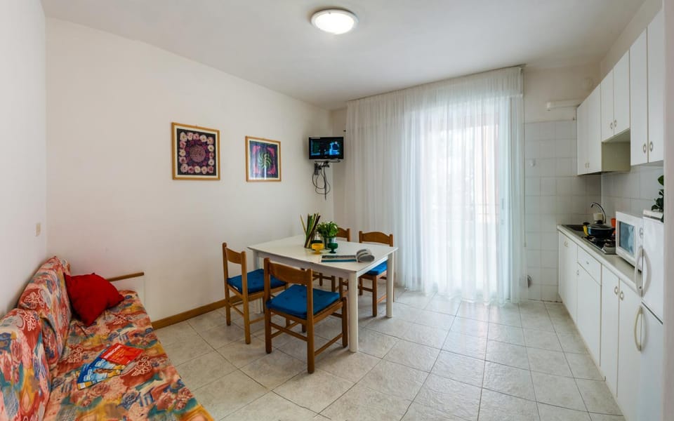 Bed, Kitchen or kitchenette, Living room, Dining area