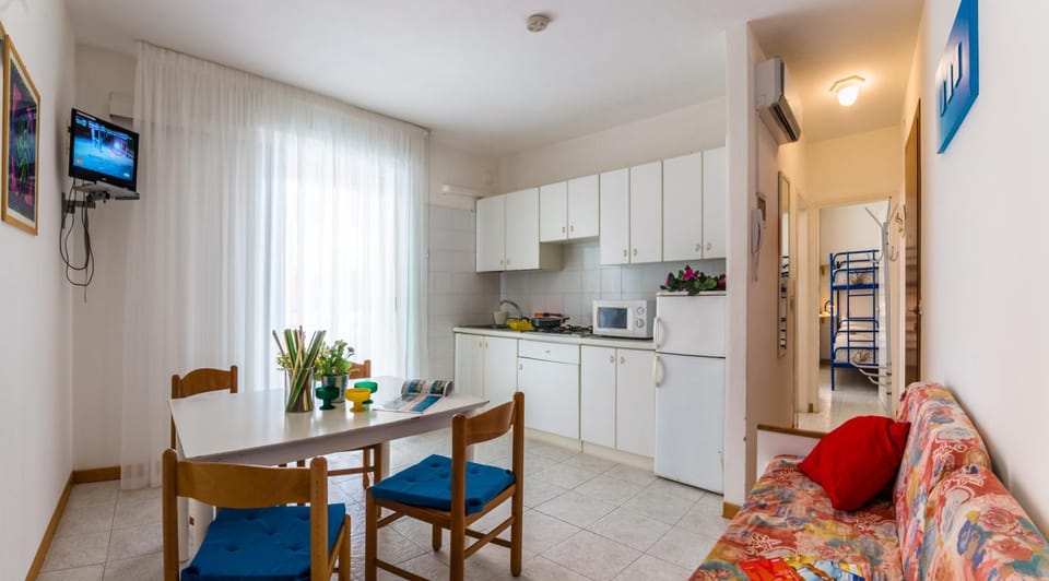 Bed, Kitchen or kitchenette, Living room, Dining area