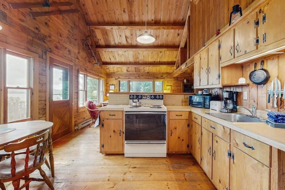 Coffee/tea facilities, Kitchen or kitchenette, Dining area, oven, stove