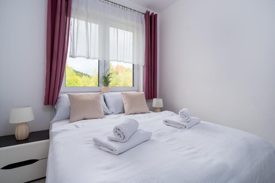 Bed, Photo of the whole room, Bedroom, towels