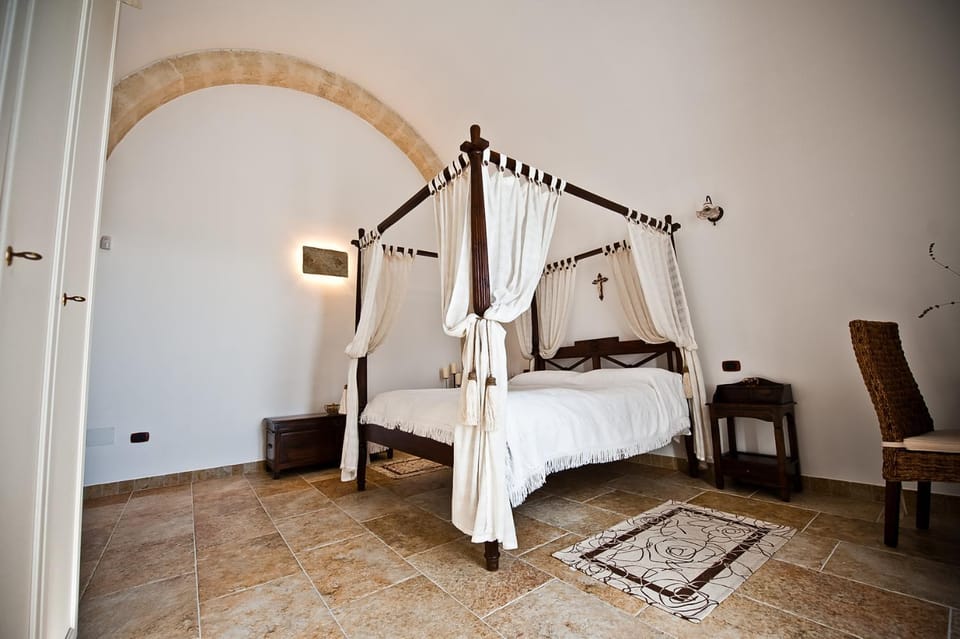 Photo of the whole room, Pool view