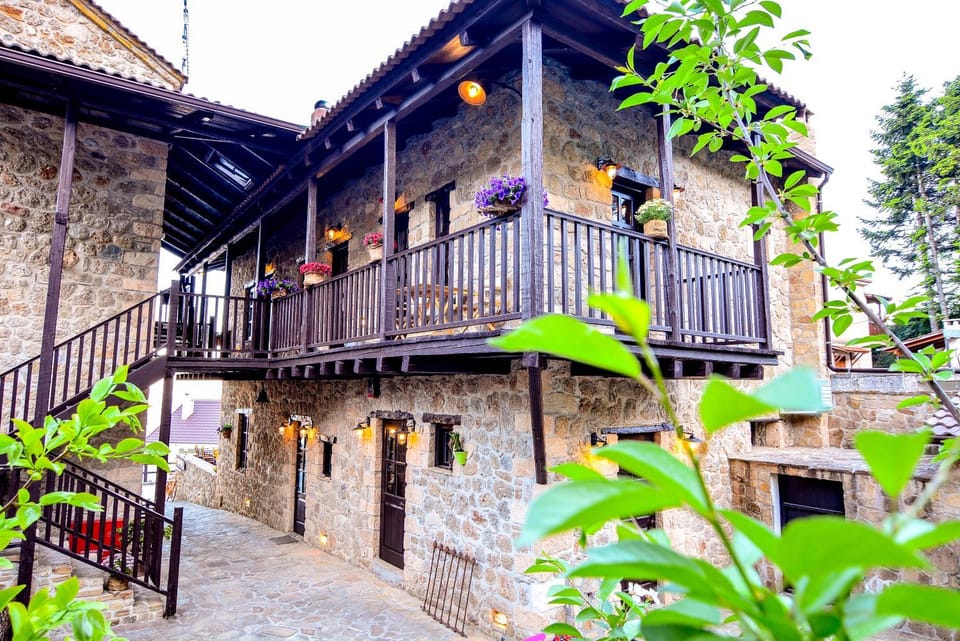 Property building, Patio, Balcony/Terrace, On site, Landmark view, Mountain view