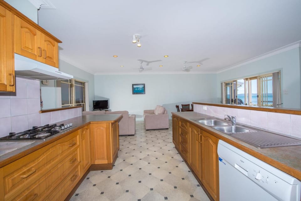 Salamander Beach Front House in New South Wales