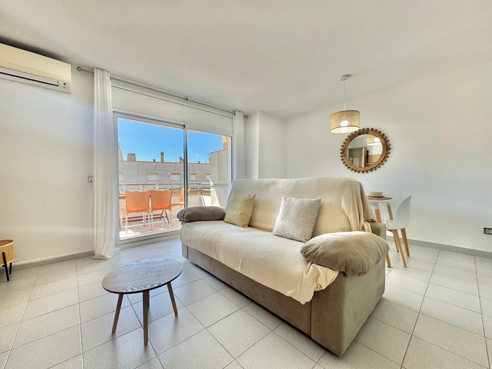 Photo of the whole room, Dining area, air conditioner