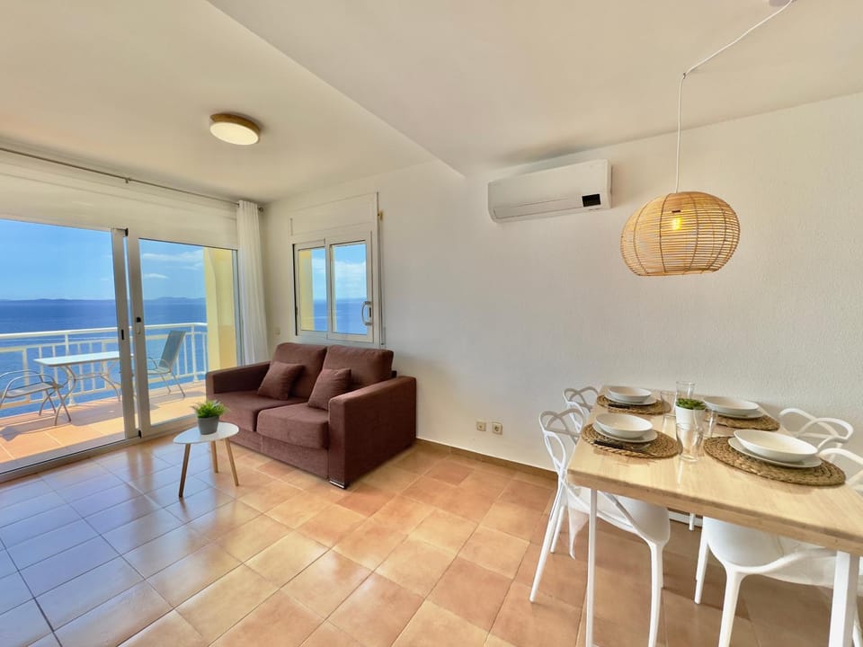 Living room, Dining area, air conditioner
