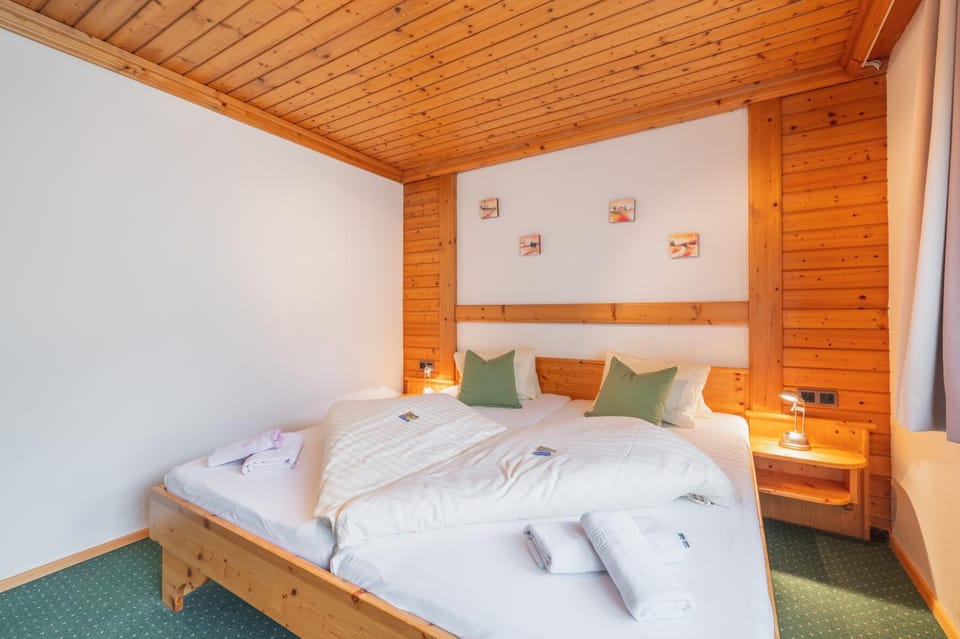 People, Balcony/Terrace, Photo of the whole room, Bedroom