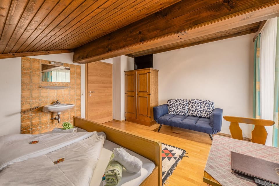 Bed, Photo of the whole room, Seating area, Bedroom