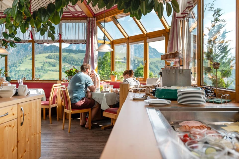 Staff, Restaurant/places to eat, View (from property/room), Food and drinks, Banquet/Function facilities, Food, Guests, Mountain view, Breakfast, Buffet breakfast, Drinks, Alcoholic drinks, Non alcoholic drinks, children, young children, older children, Family