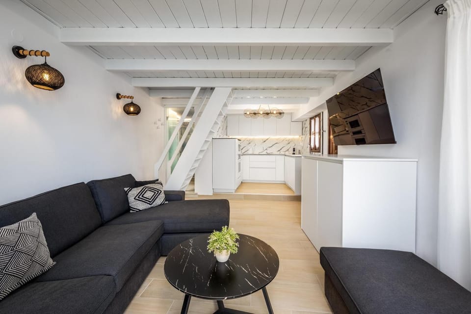 Communal lounge/ TV room, Living room, Seating area