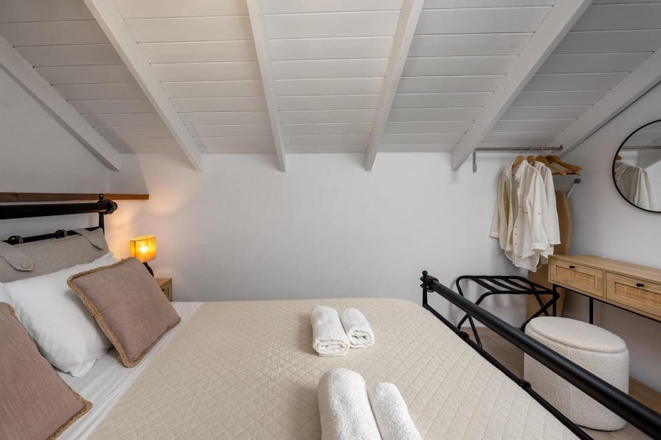 Bed, Photo of the whole room, Bedroom, towels