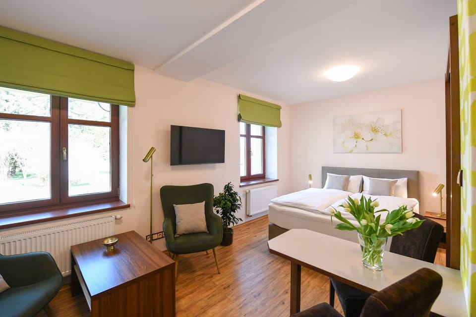 Bed, TV and multimedia, Photo of the whole room, Seating area, Bedroom