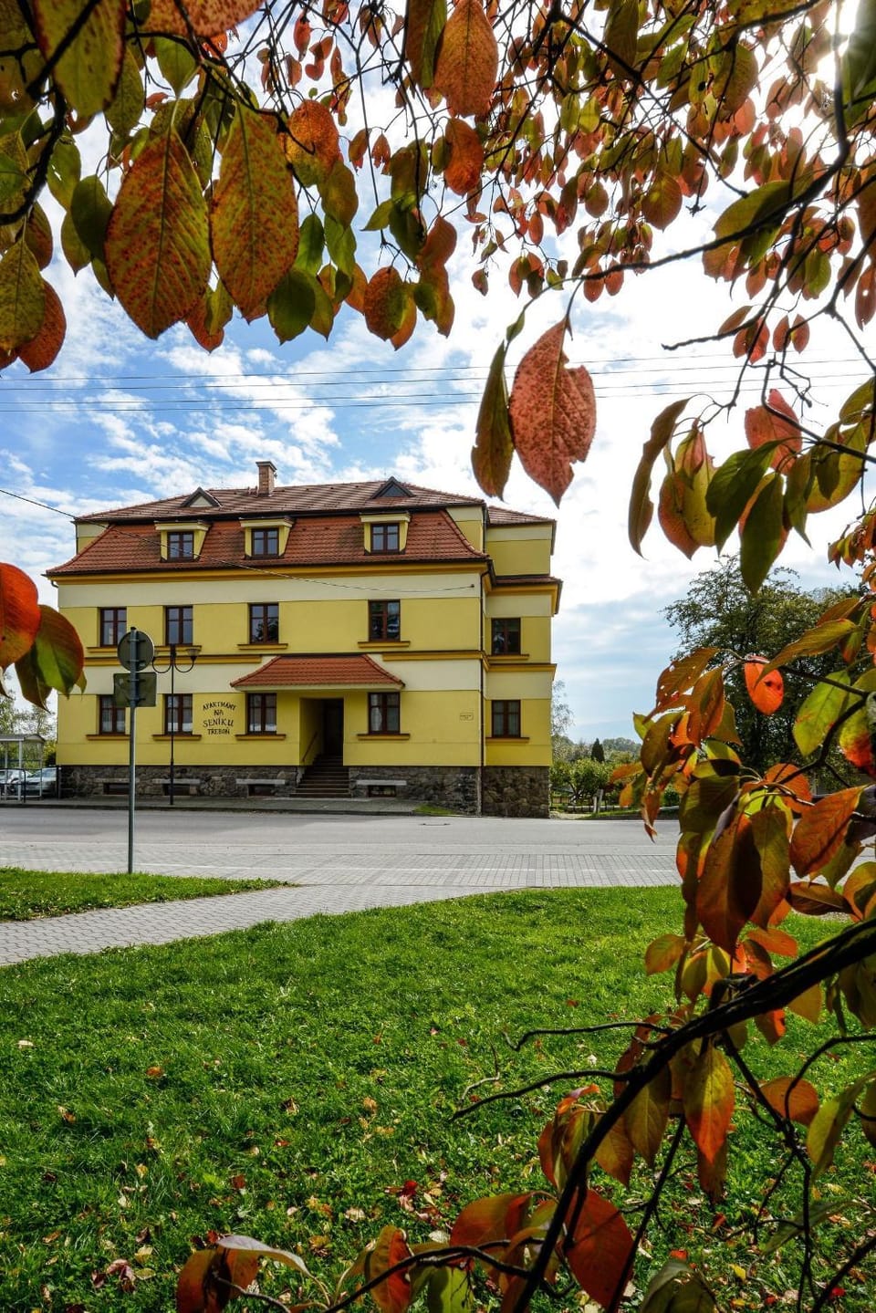 Property building, Facade/entrance, Garden