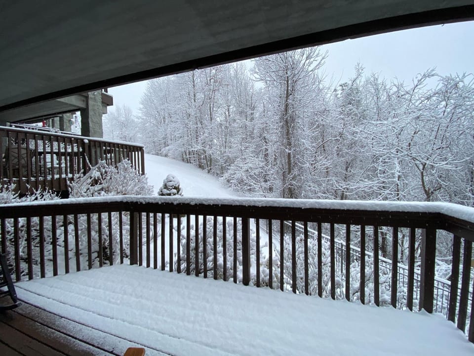 Two bedroom mountain condo, 2 minutes from ski resort, pool and clubhouse onsite ! Apartment in Gatlinburg