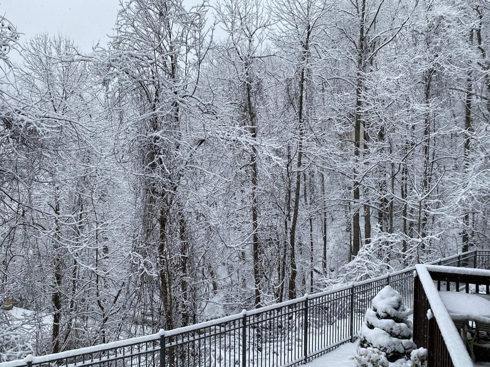 Two bedroom mountain condo, 2 minutes from ski resort, pool and clubhouse onsite ! Apartment in Gatlinburg