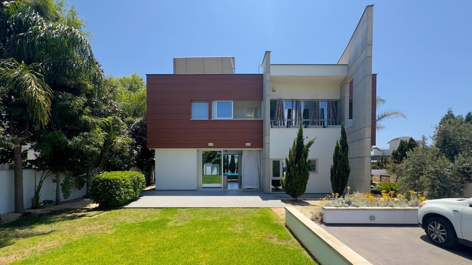 Property building, Garden, Parking