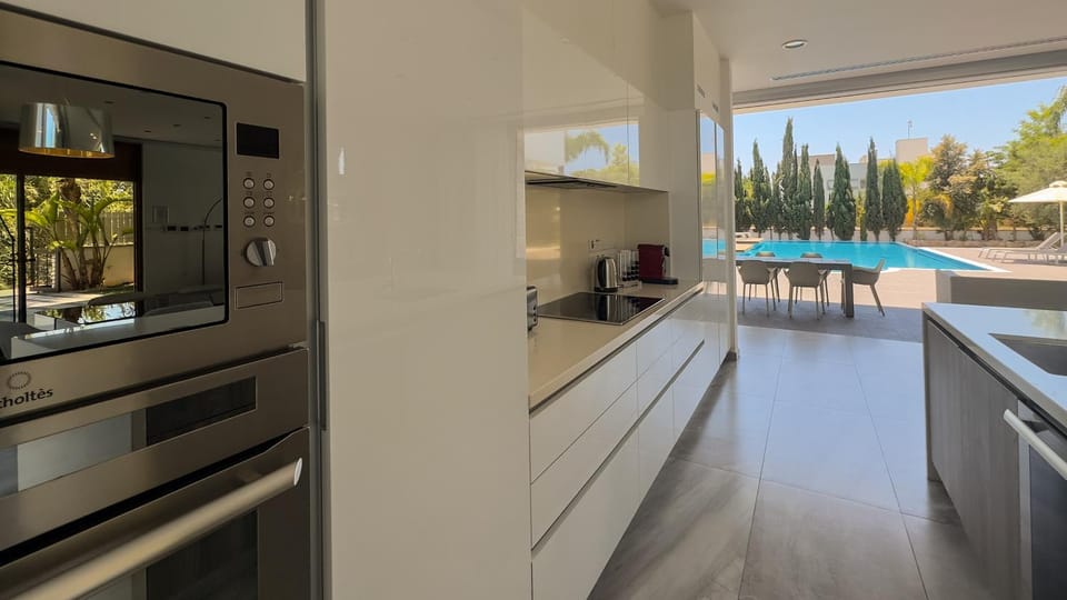 Kitchen or kitchenette, Pool view, Swimming pool