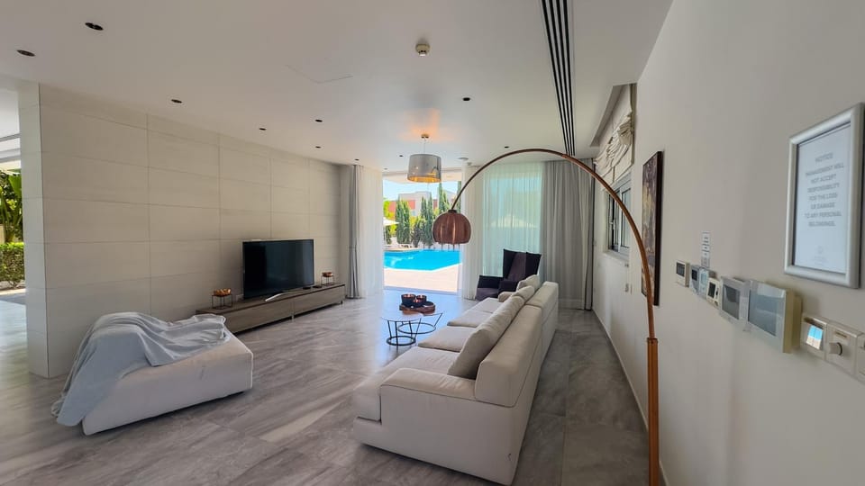 TV and multimedia, Living room, Pool view