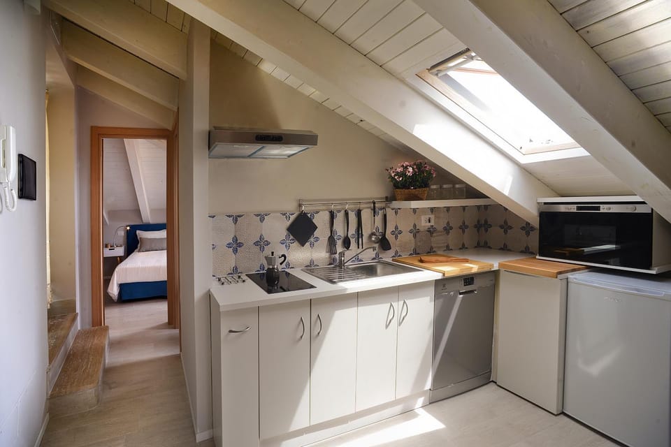 Coffee/tea facilities, Kitchen or kitchenette, Dining area