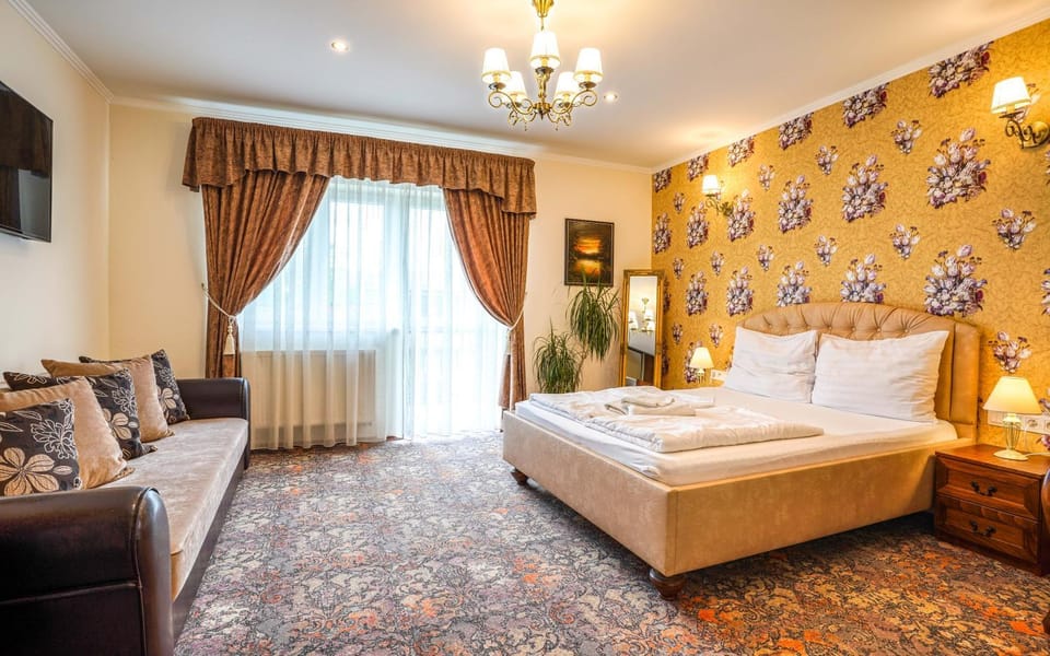 TV and multimedia, Living room, Photo of the whole room, Seating area, Bedroom
