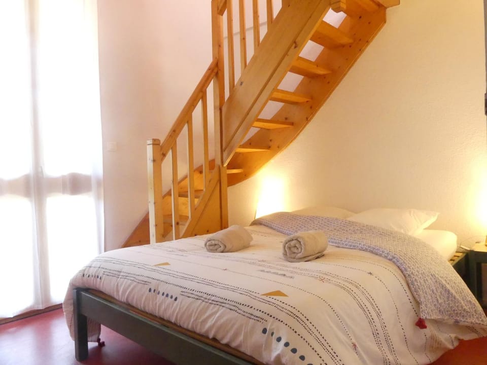 Property building, Bed, Photo of the whole room, Bedroom, children, children, Family, Family, Family, heating, heating