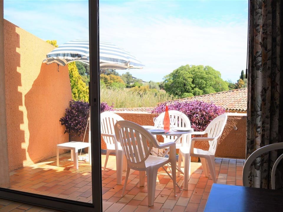 Studio 4 couchages avec terrasse, parking et proche plage au Lavandou - FR-1-251-240 Apartment in Le Lavandou