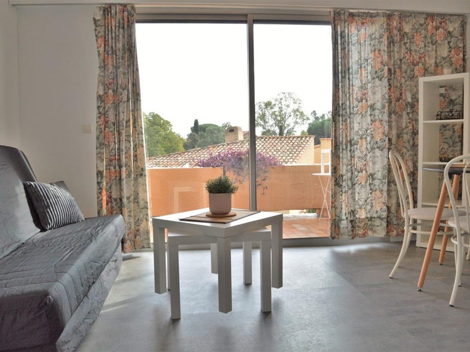Studio 4 couchages avec terrasse, parking et proche plage au Lavandou - FR-1-251-240 Apartment in Le Lavandou