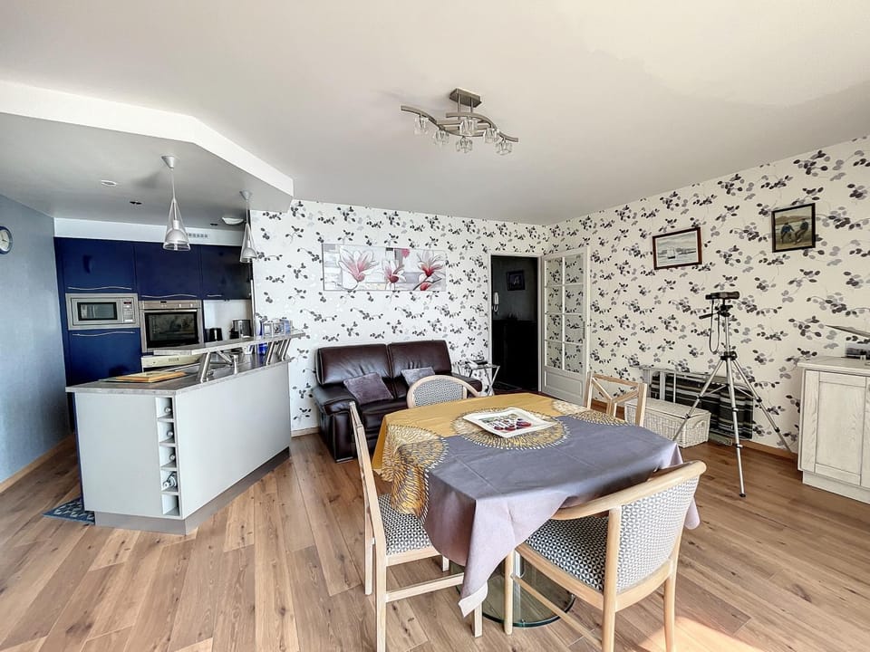 Appartement F3 à 600m du centre ville, vue sur mer, balcon - FR-1-361-167 Apartment in Granville