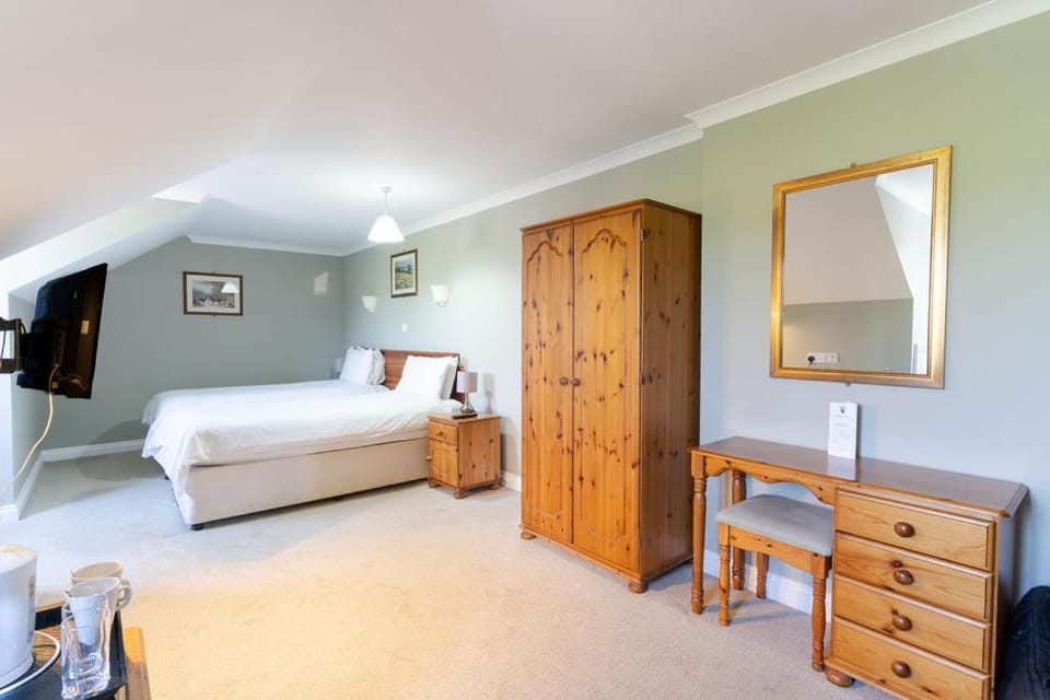 Bed, TV and multimedia, Photo of the whole room, Bedroom, wardrobe
