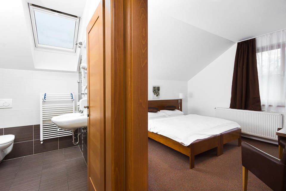 Shower, Toilet, Bathroom, Photo of the whole room, Decorative detail, On site
