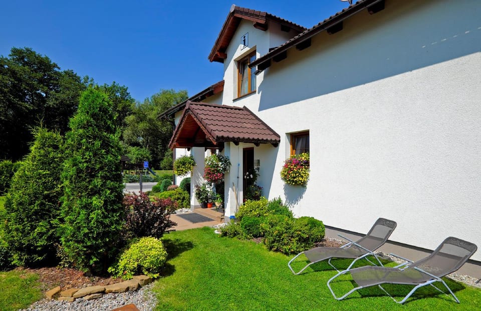 Property building, Off site, Summer, Garden, On site