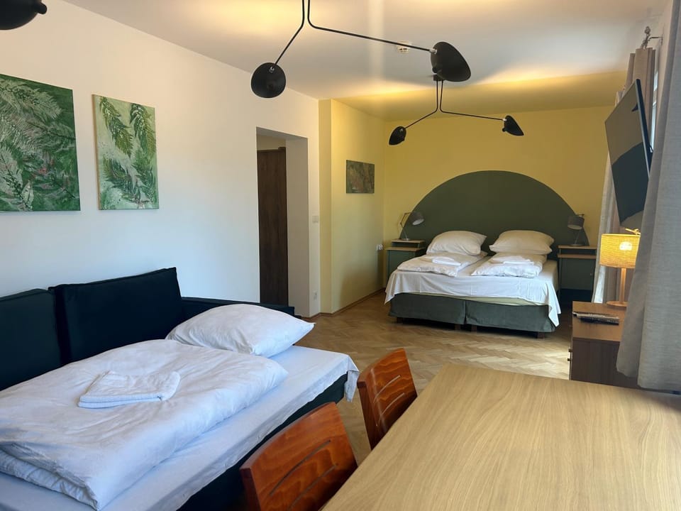 Bed, TV and multimedia, Photo of the whole room, Bedroom, towels