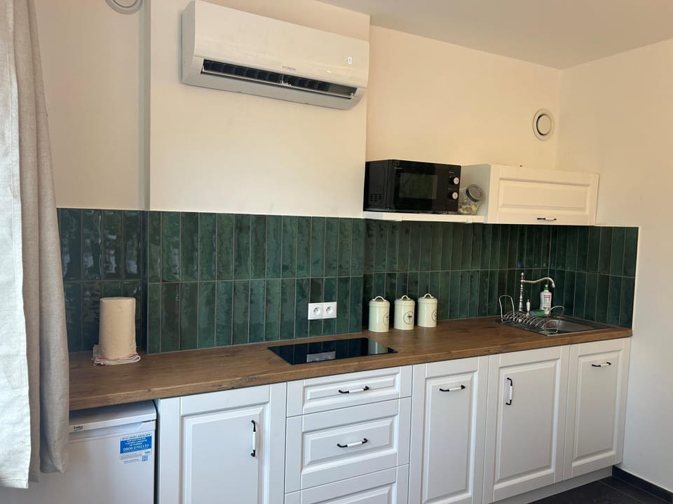 Kitchen or kitchenette, stove, air conditioner