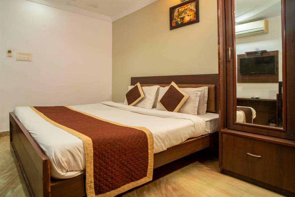 Bed, TV and multimedia, Photo of the whole room, Bedroom, wardrobe