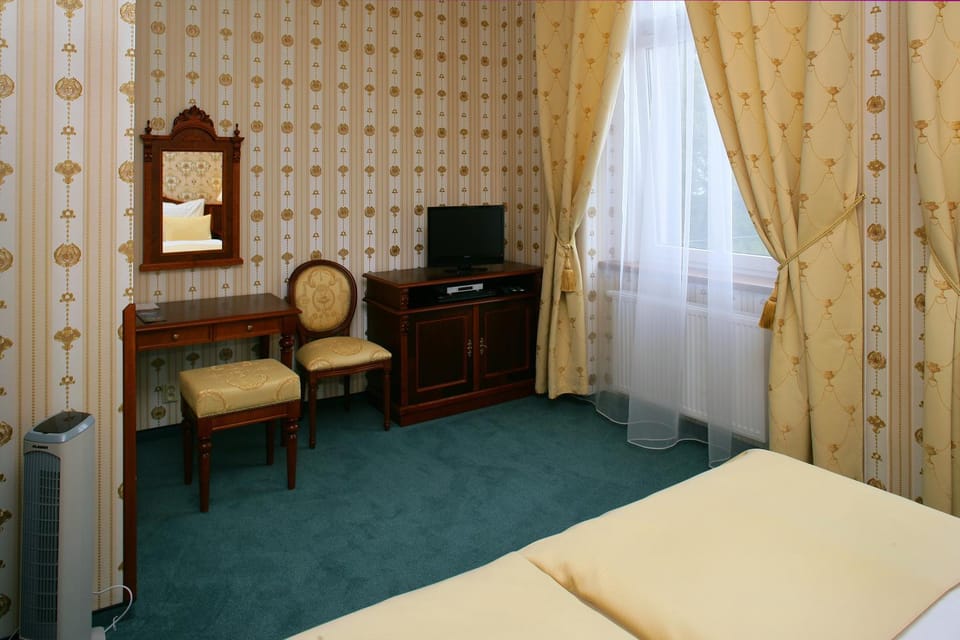 TV and multimedia, Photo of the whole room, Bedroom