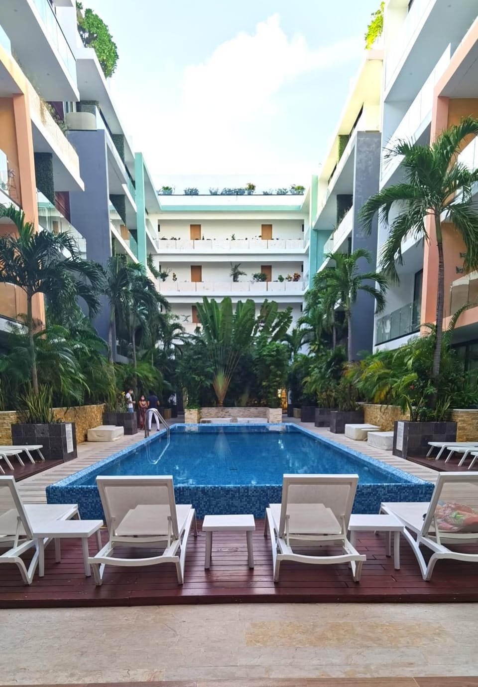 Patio, Swimming pool, sunbed