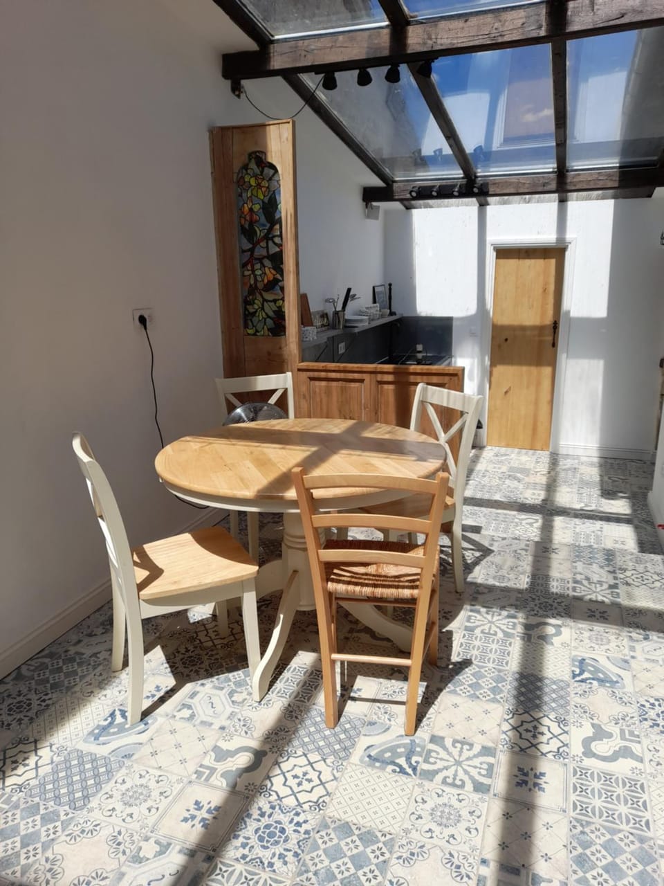 Kitchen or kitchenette, Dining area