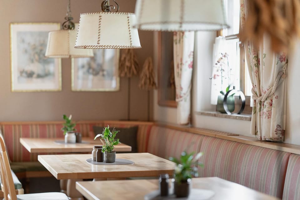 Restaurant/places to eat, Seating area