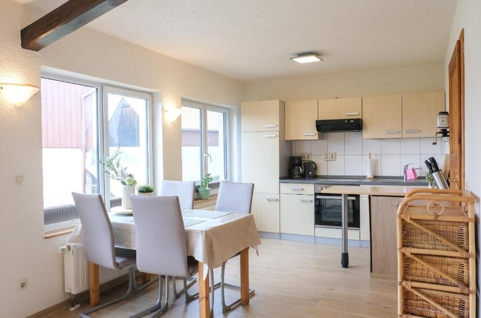 Kitchen or kitchenette, Dining area, minibar, stove