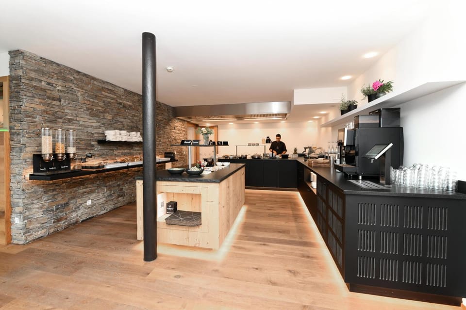 Restaurant/places to eat, Buffet breakfast