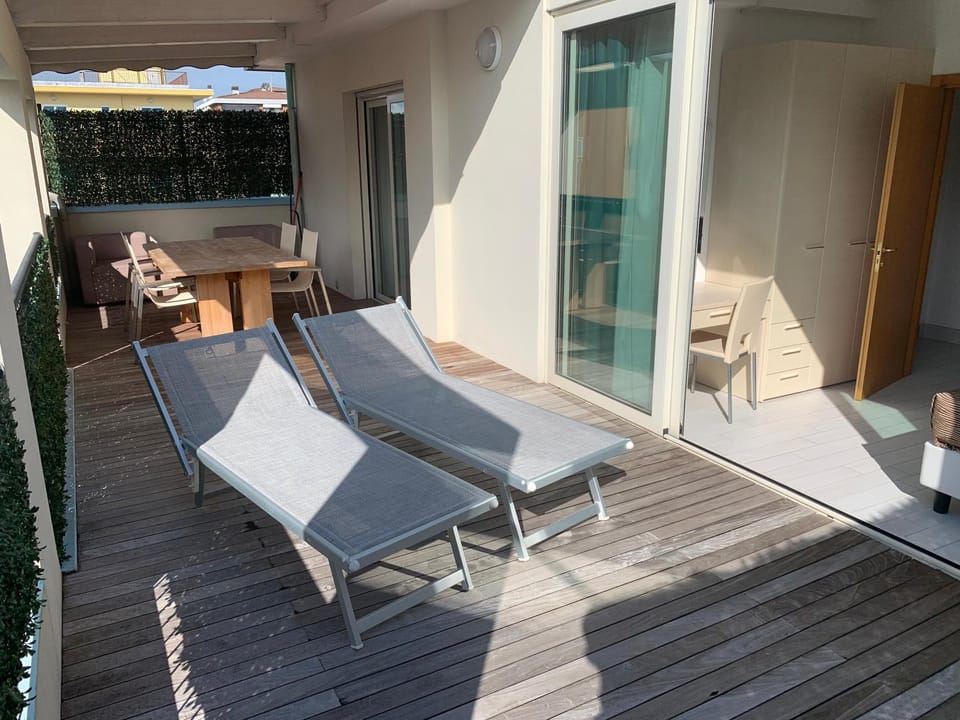 Balcony/Terrace, sunbed