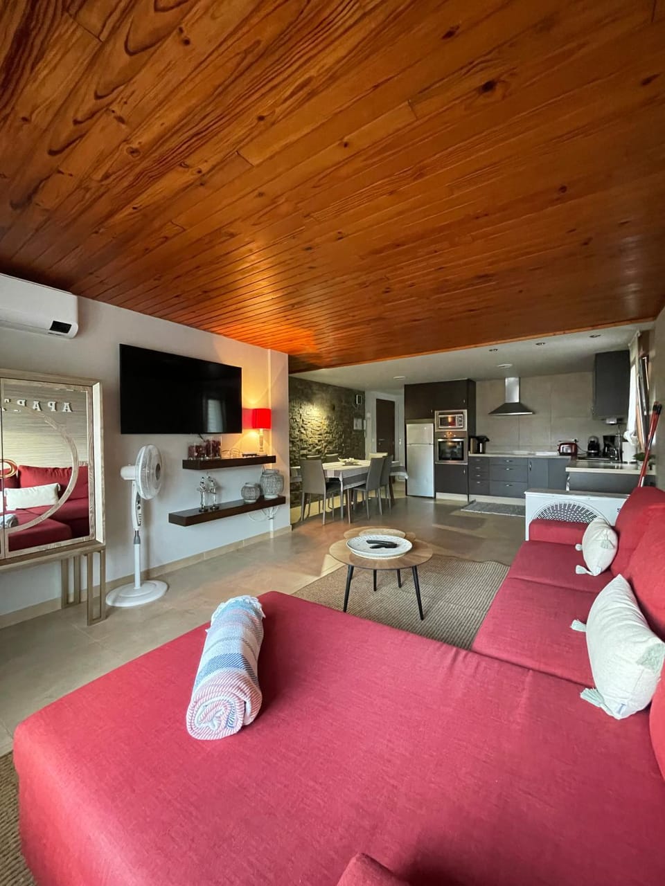 Communal lounge/ TV room, TV and multimedia, Kitchen or kitchenette, Living room, Photo of the whole room