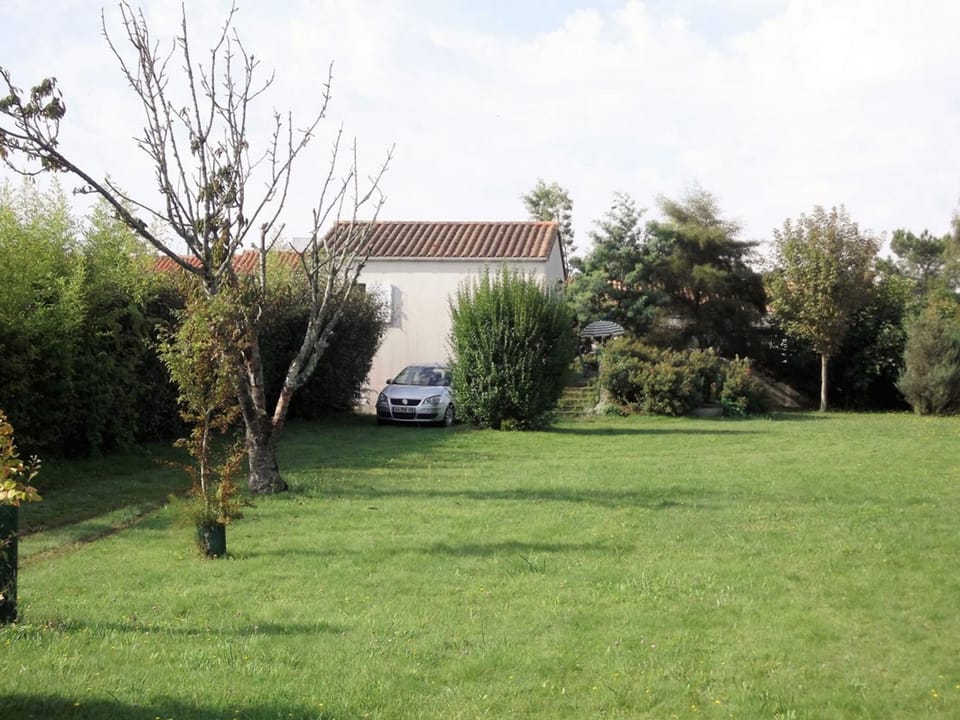 Maison individ. au calme, 1,5 km plage, grd terrain arboré, proche commerces, 1 ch., TV câble, animaux ok. - FR-1-22-238 House in La Tranche-sur-Mer