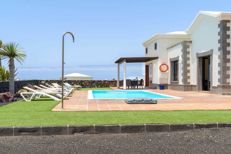 Property building, Day, Pool view, Swimming pool, sunbed