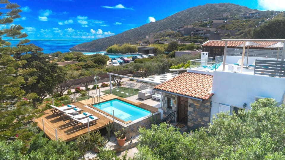 Property building, Patio, Nearby landmark, Spring, Day, Natural landscape, Bird's eye view, Lake view, Mountain view, Pool view, Sea view, Swimming pool, sunbed