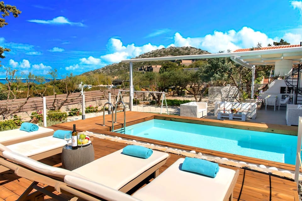 Property building, Patio, Day, Natural landscape, View (from property/room), Balcony/Terrace, Mountain view, Pool view, Swimming pool, sunbed
