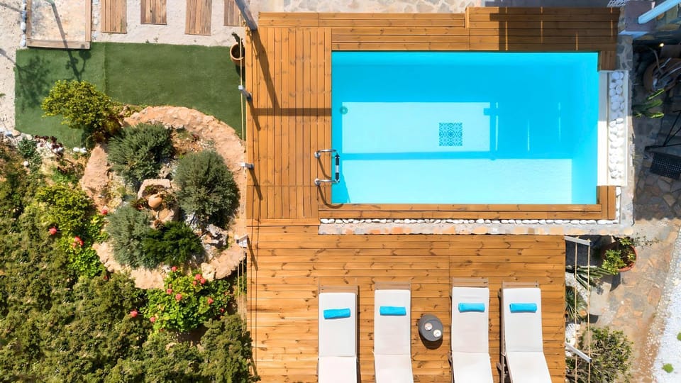Property building, Day, Garden, Garden view, Pool view, Swimming pool, sunbed