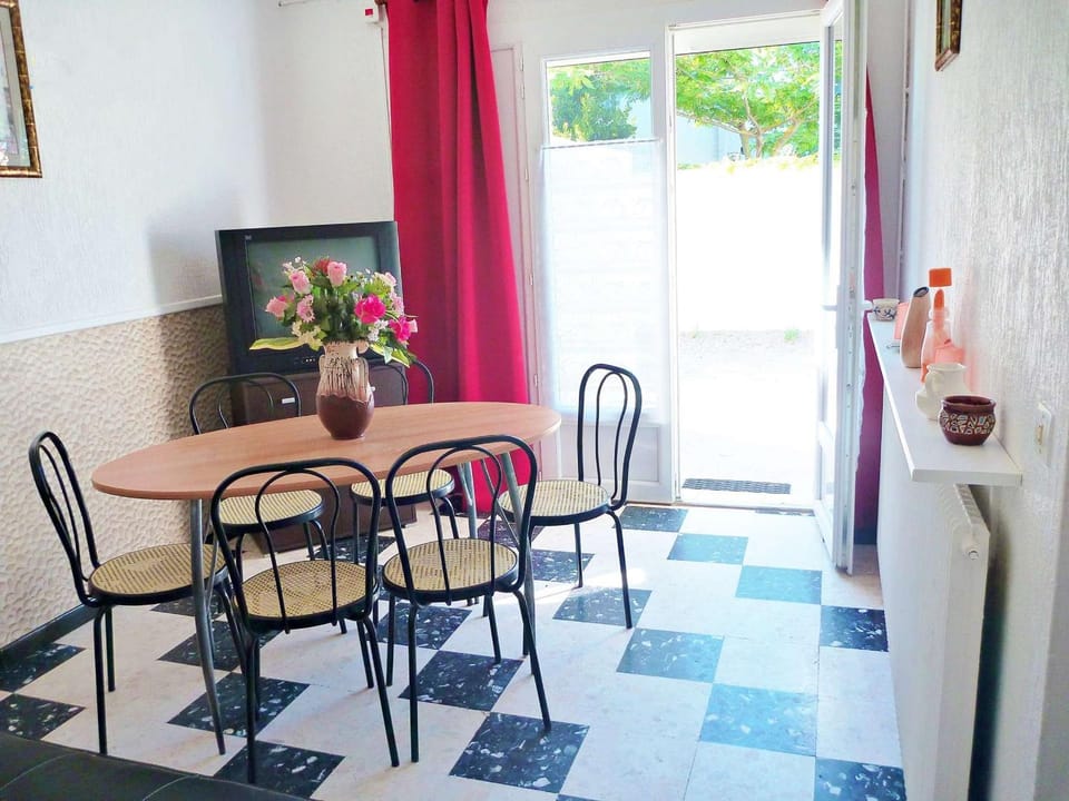 Appartement T2 ensoleillé à 2 pas de la plage avec terrasse, parking et wifi options - FR-1-387-123 Apartment in Marseillan