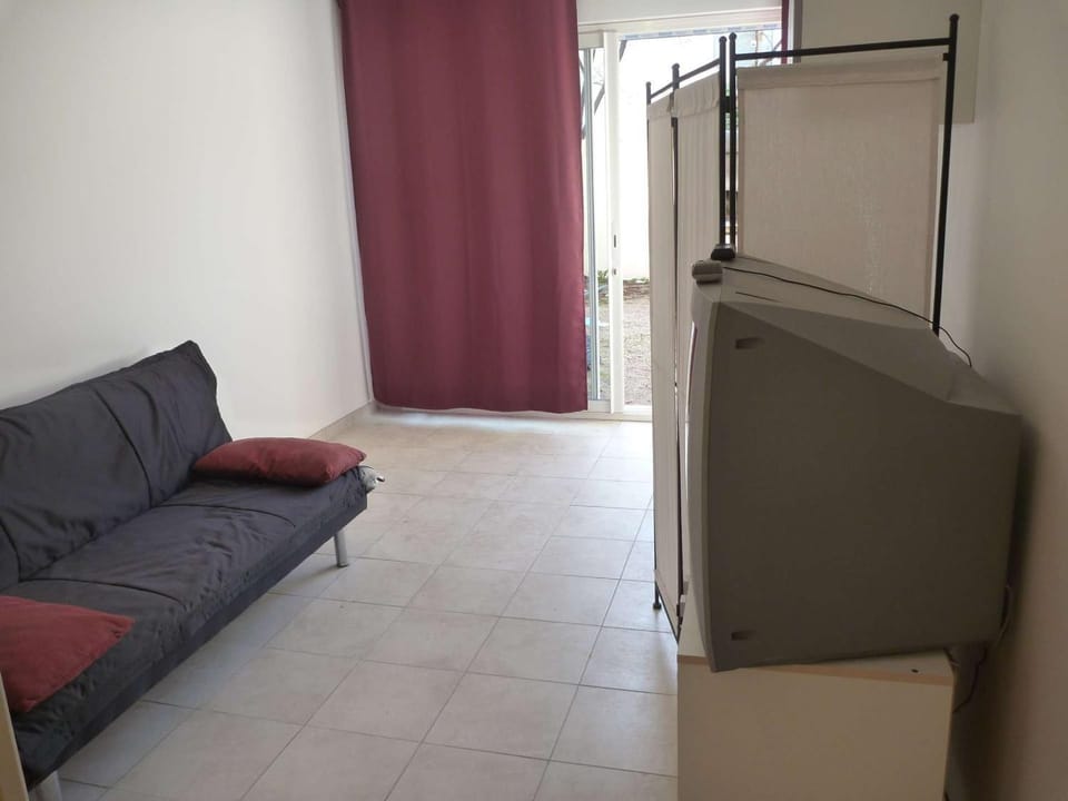 Studio Charmant à 2 Pas de la Plage avec Terrasse et Parking - FR-1-387-124 Apartment in Marseillan