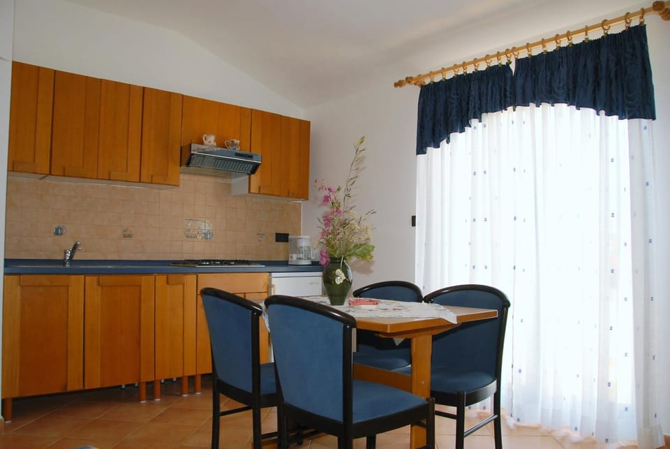 Photo of the whole room, Dining area