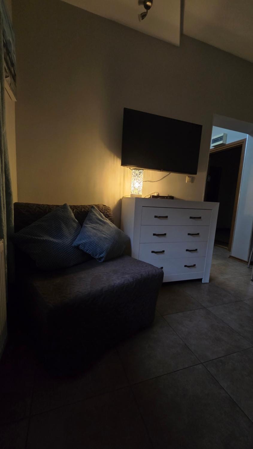 Communal lounge/ TV room, Bed, TV and multimedia, Living room, Photo of the whole room, Seating area